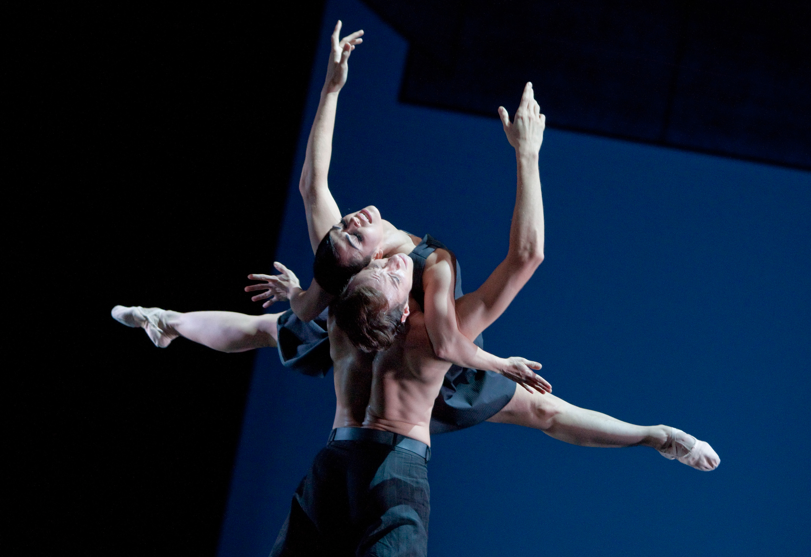 照片:德國萊茵芭蕾舞團的《馬勒第七號》。照片拍攝：Gert Weigelt